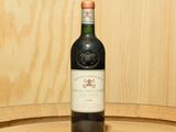 une bouteille de vin posée sur un tonneau