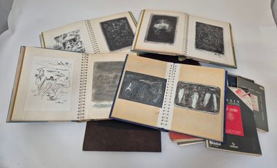 un grand nombre de livres posés sur une table