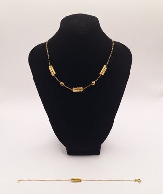 un mannequin noir portant un collier en or