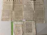 quelques vieux journaux sont posés sur une table recouverte de papiers