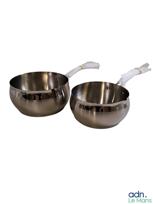 une paire de casseroles en acier inoxydable avec des poignées, sur fond blanc
