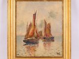 un tableau représentant trois bateaux sur l'eau, avec le ciel en arrière-plan