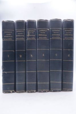 six livres sont alignés sur une surface blanche