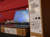 deux ordinateurs portables posés l'un à côté de l'autre sur une table