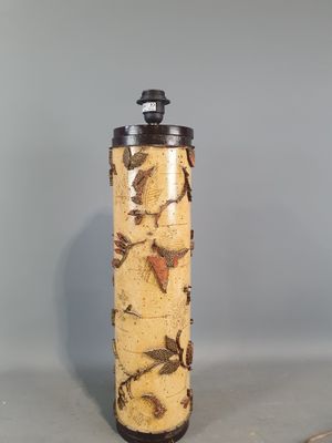 un vase orné d'un motif marron et jaune