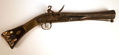 un vieux pistolet accroché au mur d'une pièce