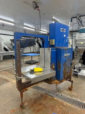 une machine bleue qui se trouve à l'intérieur d'un bâtiment