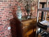 une grande armoire en bois surmontée d'un vase