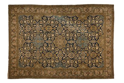 un tapis persan ancien aux motifs bleus et marron