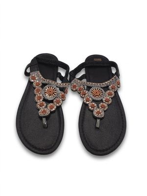 une paire de sandales pour femme ornées de perles sur la pointe