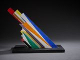 une image représentant une sculpture réalisée à partir de bandes de papier colorées