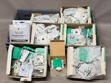 Plusieurs cartons contenant du matériel électronique sont posés sur une table