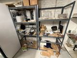une pièce dans laquelle se trouvent un réfrigérateur, des étagères et d'autres objets