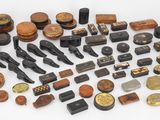 tout un tas d'objets en bois de toutes sortes sur la table