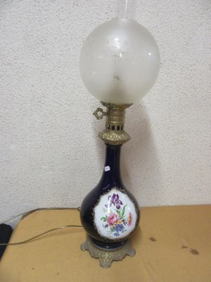 une lampe posée sur une table sur laquelle se trouve une lampe