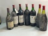 plusieurs bouteilles de vin sont alignées sur une table