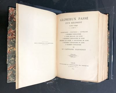 un livre ouvert posé sur une table
