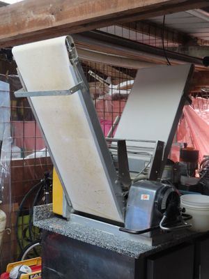 un réfrigérateur posé sur un plan de travail dans un garage