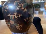 un vase posé sur une table dans un salon