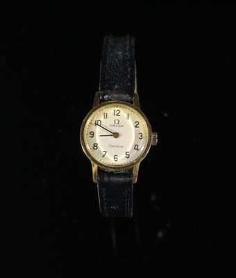 gros plan d'une montre sur une surface noire avec un fond noir