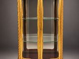 une vitrine de style Louis II de la marque Gilp, avec des étagères en verre
