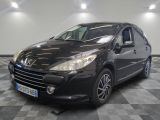 la photo d'une voiture noire garée dans un garage