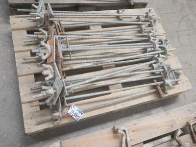 plusieurs morceaux de bois sont empilés sur une palette