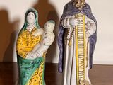 deux figurines d'un homme et d'une femme sur une table