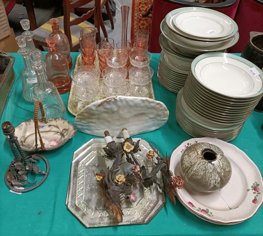 Lot comprenant, partie de service en porcelaine de Limoges, verre