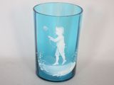 un verre bleu sur lequel est représenté un garçon