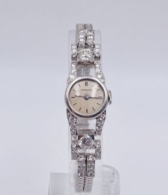 une montre-bracelet de femme ornée de diamants