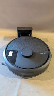une image représentant un couvercle noir posé sur une poêle posée sur une table