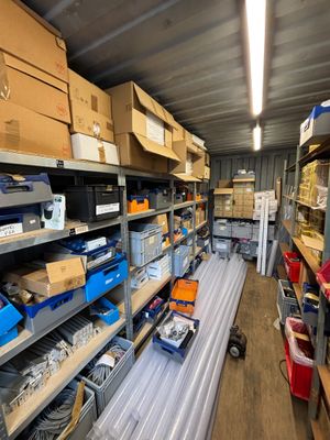 beaucoup de boîtes et de cartons sur les étagères de la pièce