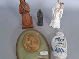 un grand nombre de figurines posées sur une table