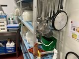 de nombreuses casseroles et poêles sur les étagères de la cuisine