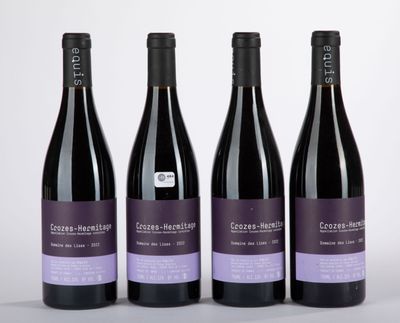 trois bouteilles de vin posées sur une table l'une à côté de l'autre