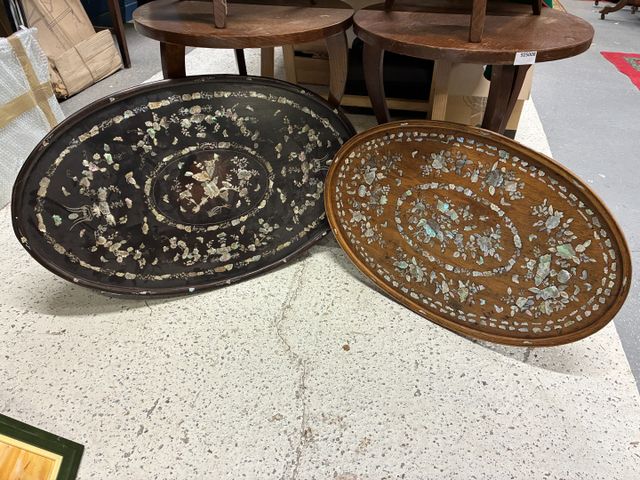 Deux plateaux ovales avec incrustation de nacre. L 79 cm pour le 