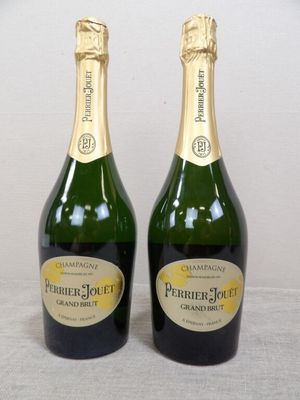 deux bouteilles de champagne posées l'une à côté de l'autre sur une table