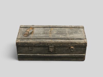 une vieille valise posée sur une table