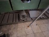 un lavabo dans une salle de bains où le sol est encombré d'objets