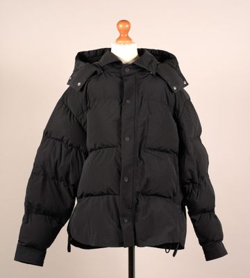 une doudoune noire à capuche sur un mannequin, un mannequin, un mannequin, un mannequin, un mannequin, un mannequin, un mannequin, un mannequin, un mannequin, un mannequin, un mannequin, un mannequin, un mannequin, un mannequin, un mannequin, un mannequin, un mannequin, un mannequin, un mannequin, un mannequin, un mannequin, un mannequin, un mannequin, un mannequin, un mannequin, un mannequin, un mannequin, un mannequin, un mannequin, un mannequin, un mannequin, un mannequin, un mannequin, un mannequin