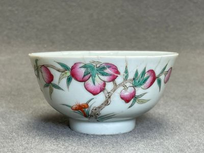 Bol en porcelaine de Chine. à décor de pêches de longévité