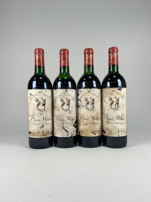 trois bouteilles de vin posées sur une table blanche