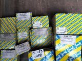 plusieurs cartons jaunes et bleus posés sur un plancher en bois
