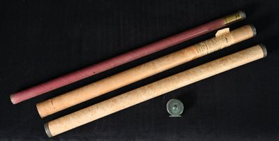 trois crayons de couleur posés à côté d'un penny sur une surface noire