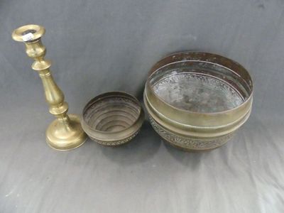 un bol d'eau et une bougie posés sur une table
