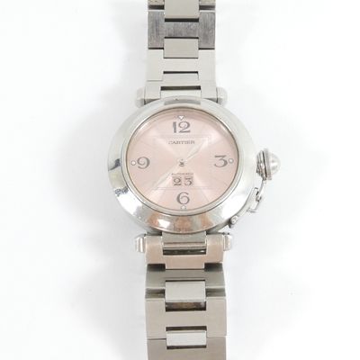gros plan d'une montre sur une surface blanche