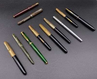 six modèles différents de stylos à plume alignés sur une table