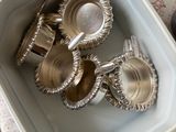 quatre plats en argent dans un saladier posé sur une table