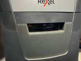 L'imprimante Rexel est posée sur une étagère du magasin.